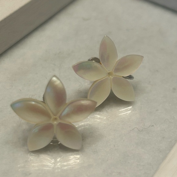 Shell Earrings In Pretty Flowers Screwbacks - Picture 5 of 6